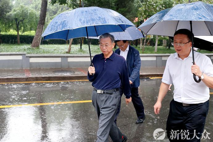 刘家义看望慰问困难群众并致以节日祝福