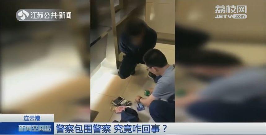 民警将嫌疑人押出银行，结果一出门却被警察包围了…