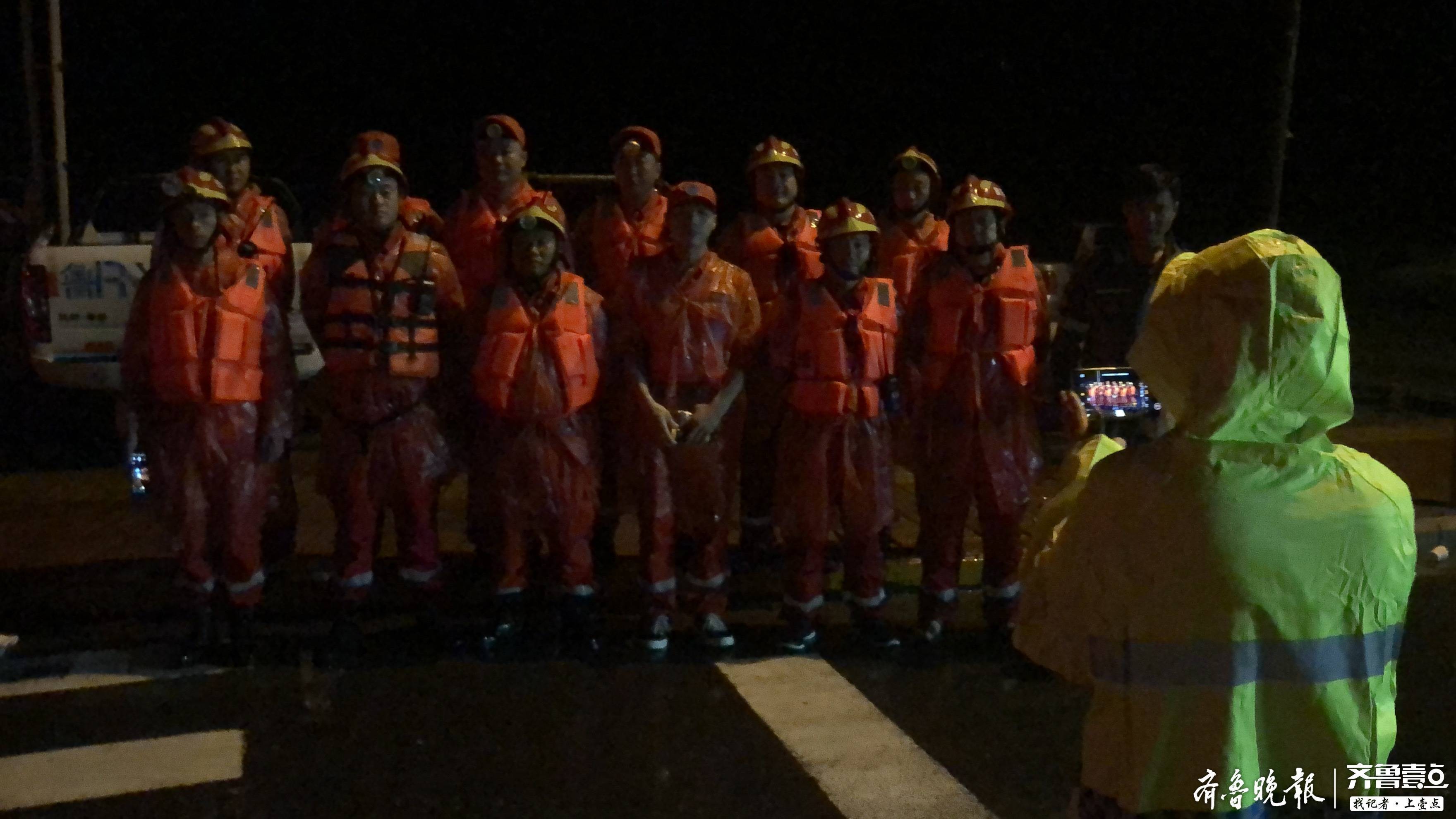 章丘救灾现场纪实：深夜，一抹“逆行”的橘红身影