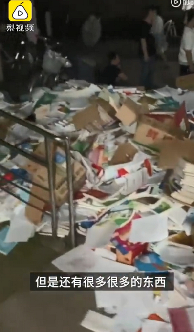 高校毕业生宿舍门口卖书一天7吨！学生：心疼