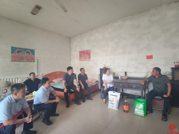 慰问暖人心   关怀显温情——济南城市建设集团“市派”第一书记携爱心企业开展 “八一”建军节走访慰问活动