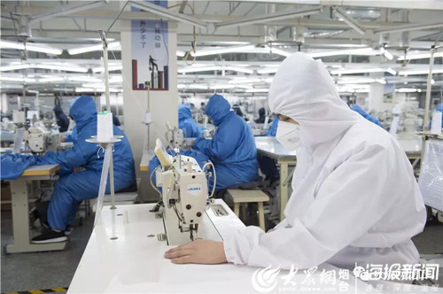 这就是山东丨每天能生产防护服5千套，龙口这家企业真救急！