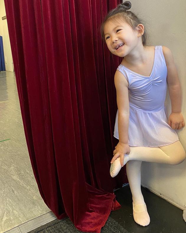 秦舒培带女儿学芭蕾 Alaia穿舞蹈服开心咧嘴笑