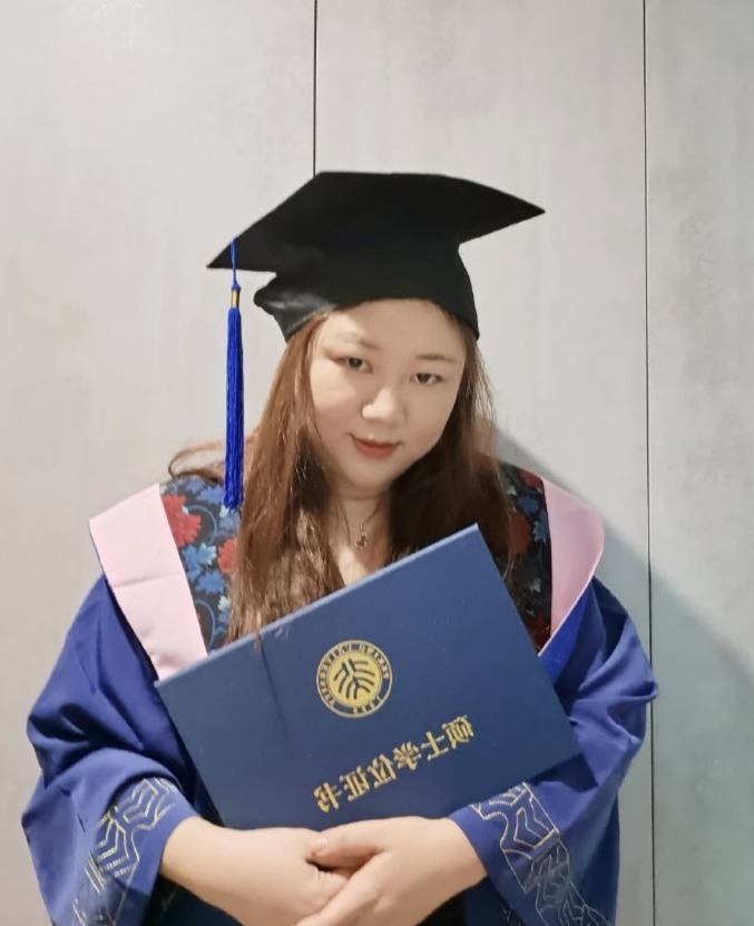 7月8日,杨天真在社交平台晒出穿着学士服的照片以及北大硕士学位证书