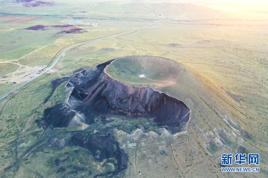 500米高空俯瞰草原火山