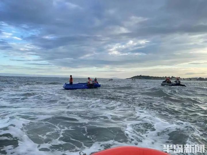 青岛俩游客被海浪卷走后续：近20条船地毯式搜救，事发海域曾出现溺亡情况