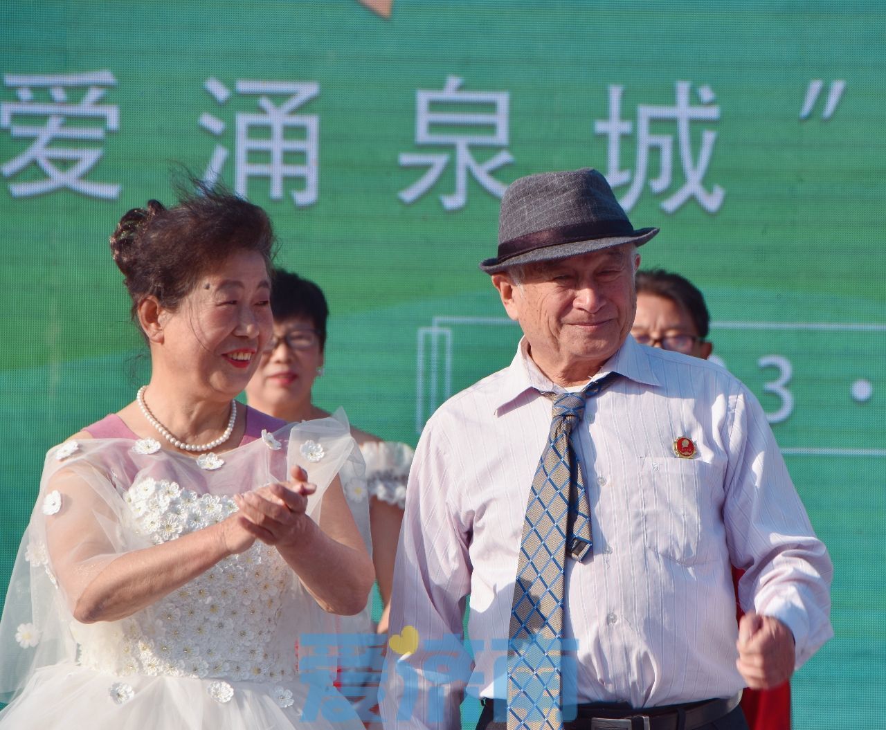 爱满重阳，情暖夕阳!11对老年人在华山湖畔举行纪念婚礼