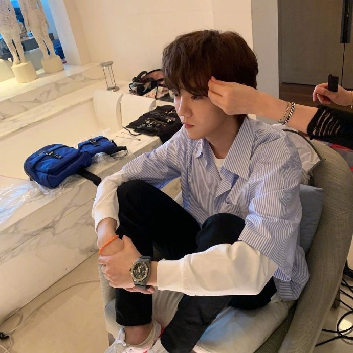 鹿晗化妆日常曝光 样子好象个小女生