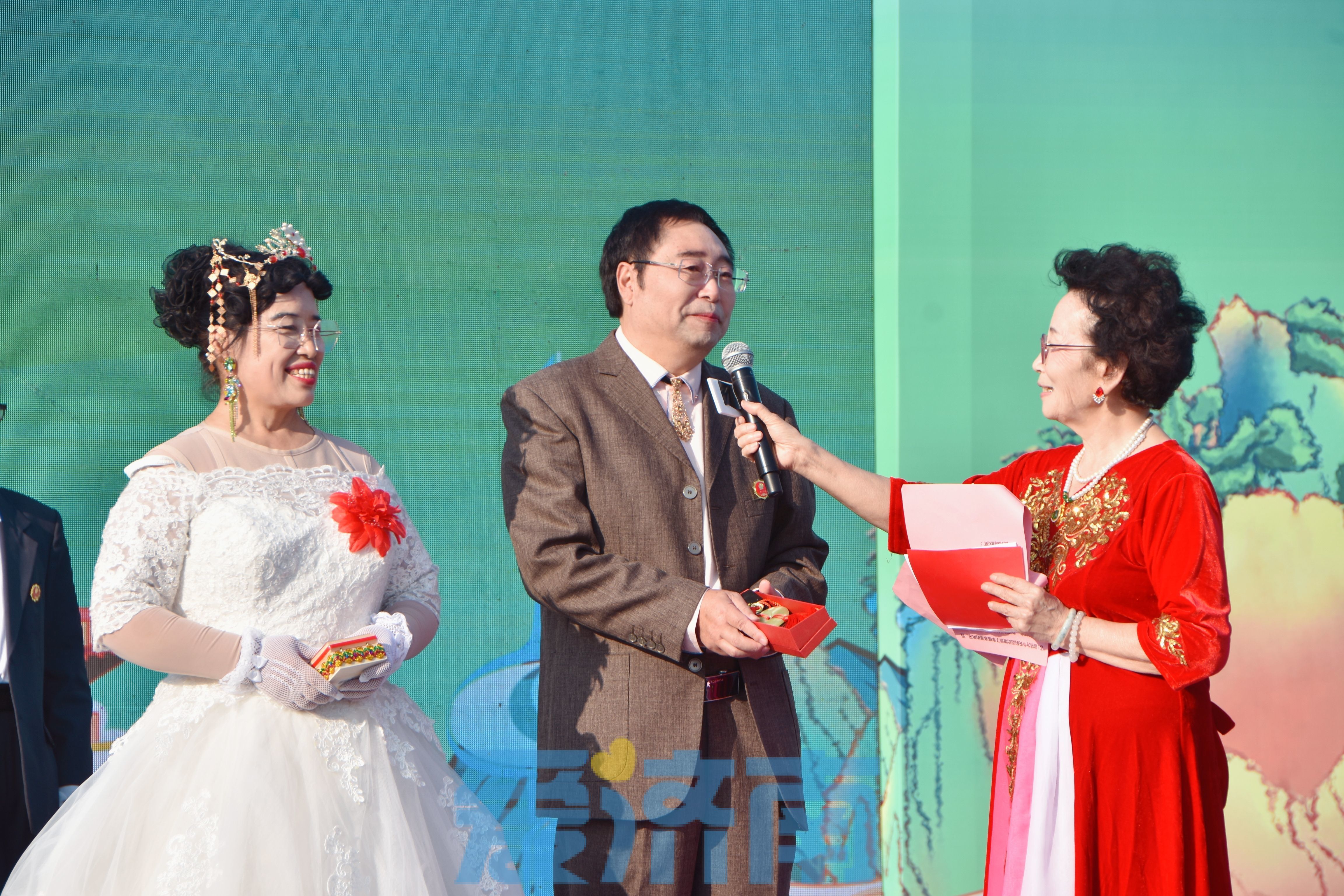 爱满重阳，情暖夕阳!11对老年人在华山湖畔举行纪念婚礼