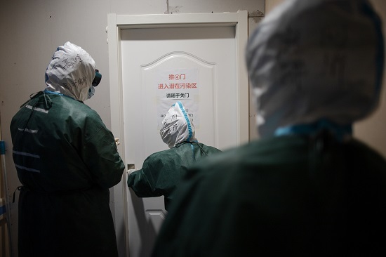 直击插管敢死队90秒：和患者口鼻相对，暴露高浓度病毒下