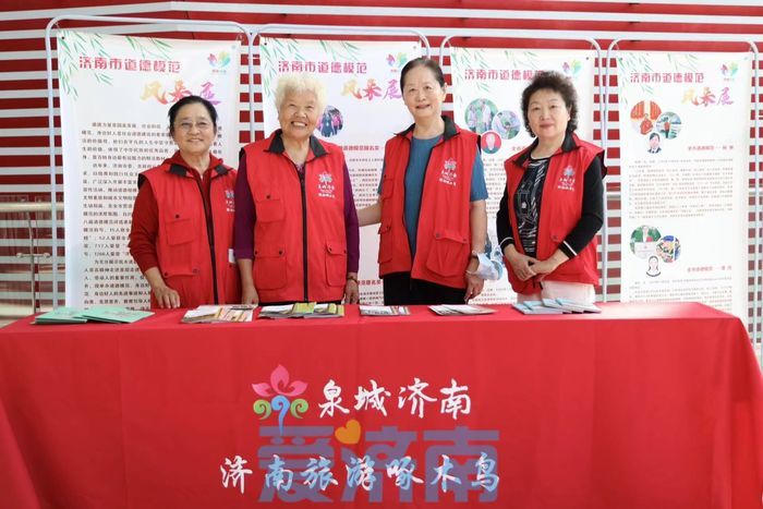 开展志愿服务，济南旅游啄木鸟“护航假期”在行动