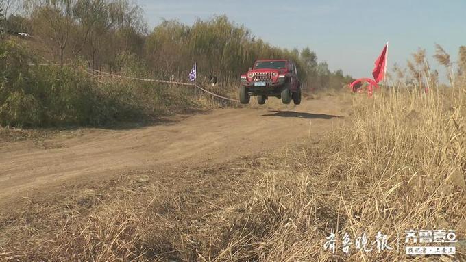 咋回事！黄河滩上数十辆越野车上演“速度与激情”