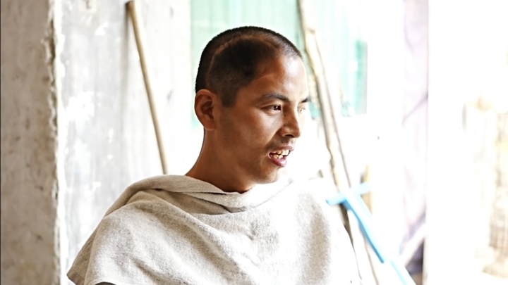 山东女子照顾轮椅上的丈夫6年：总要有人来做避风港