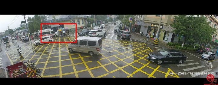 温暖在人间，路人为摔到老人撑伞并及时送去医院