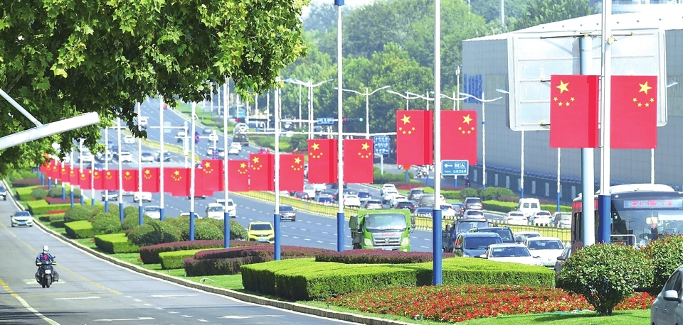 济南：国庆氛围浓 最爱中国红