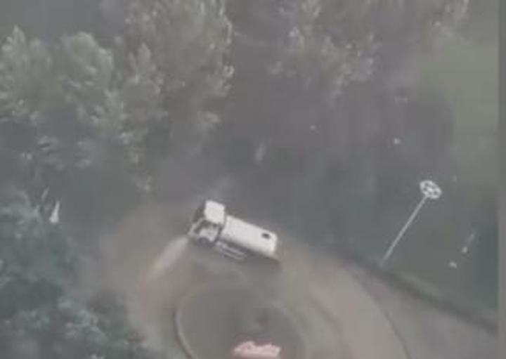 沈阳洒水车雨天在公园内绕圈洒水？城管：可能为了稀释雨水，防止花草受伤害