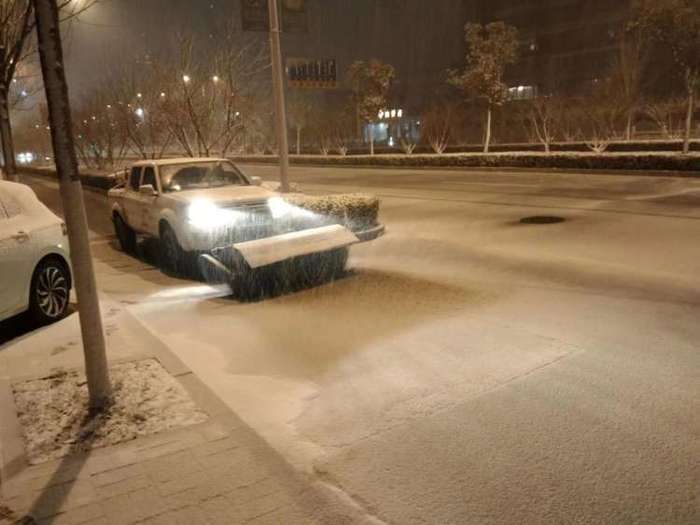 大雪漫天！3.5万清雪大军寒风中扫雪除冰忙
