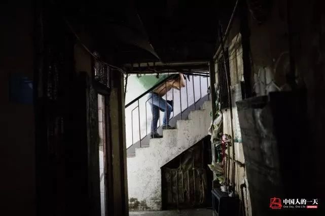 扛两百多斤的货挣10块钱，这位爸爸竟扛出了一套房！