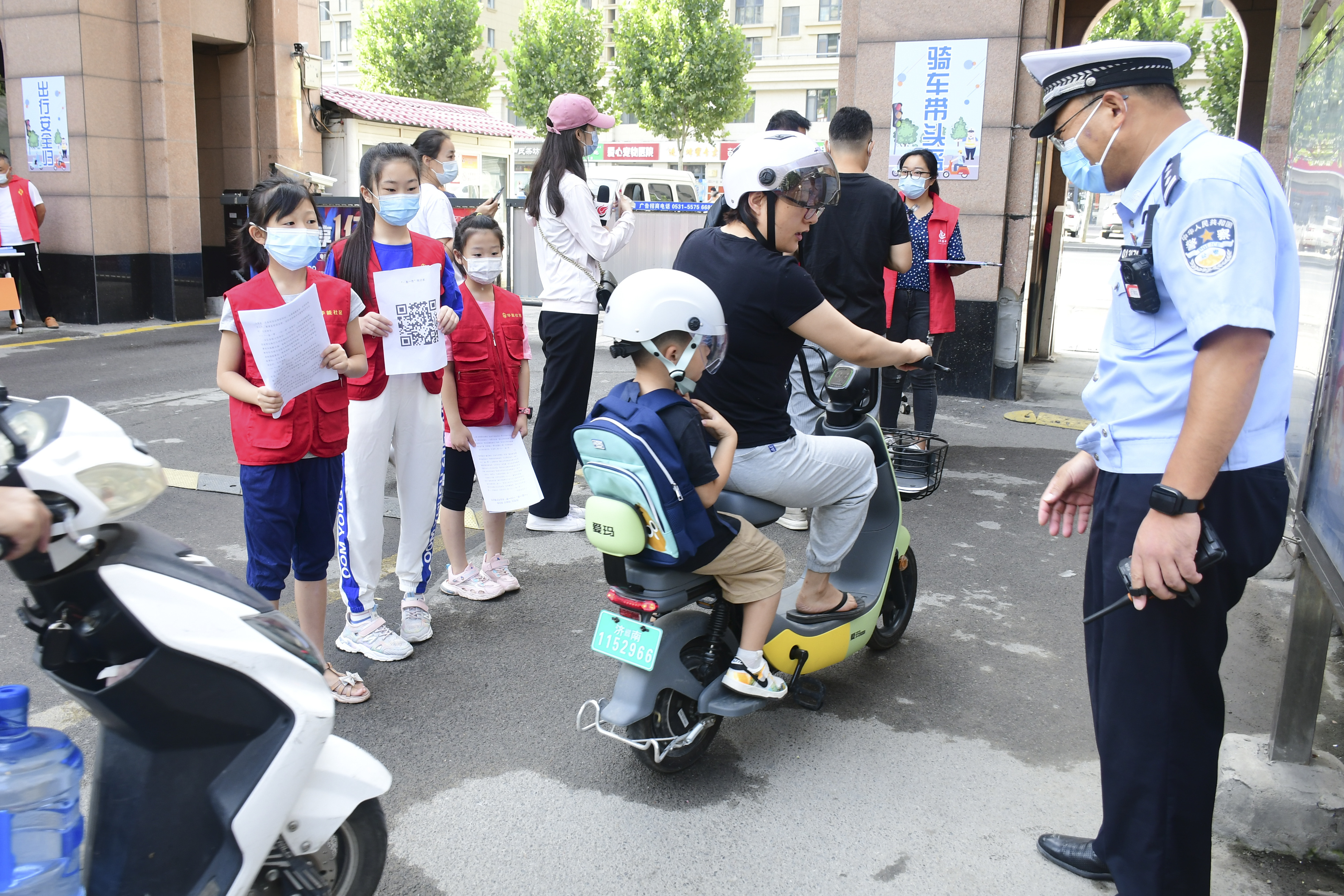 【理响泉城·理上网来】戴好“一盔一带”做文明进步践行者