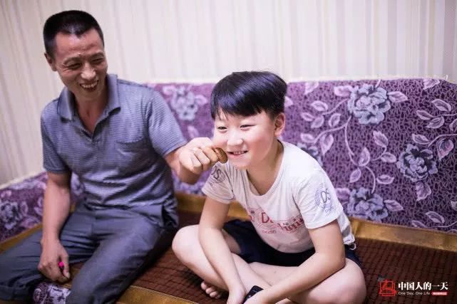 扛两百多斤的货挣10块钱，这位爸爸竟扛出了一套房！