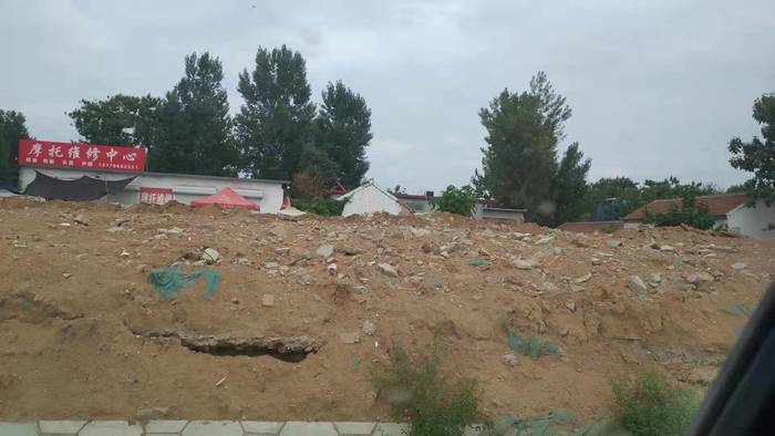 【啄木鸟在行动】济南市章丘区潘王路辛店农村淘宝服务中心附近有大片渣土裸露