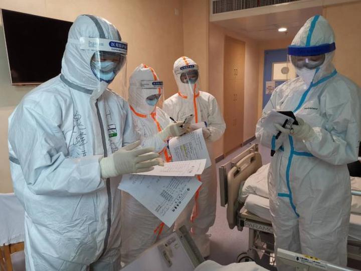 山东驰援武汉医生连续坐镇指导31小时, 他的睡姿让人心疼