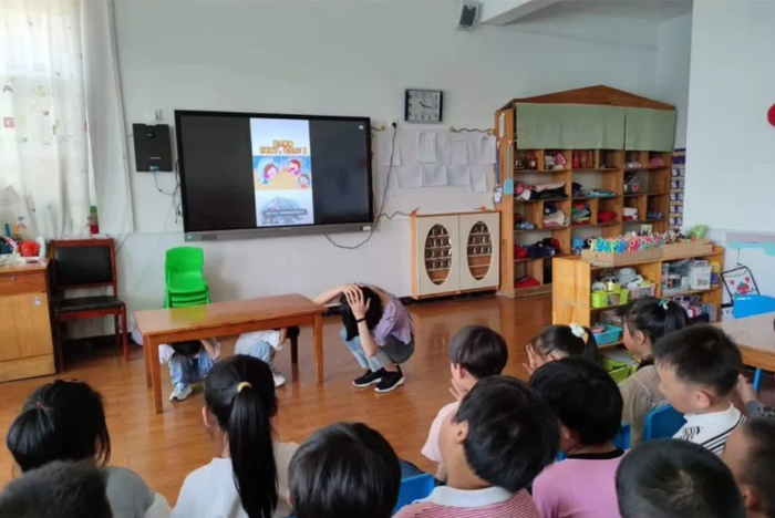 章丘区宁家埠中心幼儿园开展防震逃生演练