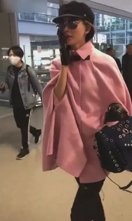 林志玲婆家归来孕相明显？走路小心翼翼，穿斗篷少女心爆棚