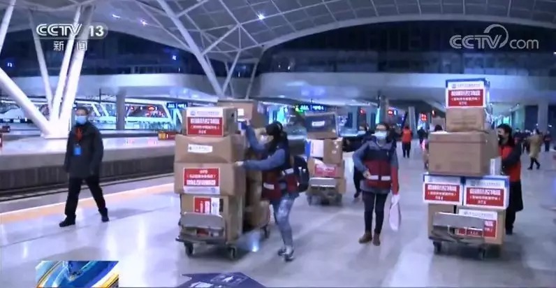 武汉有我！高铁站里的“搬运工”