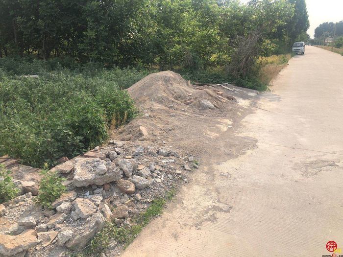 【啄木鸟行动】市中区小郑庄村渣土随意堆放路边