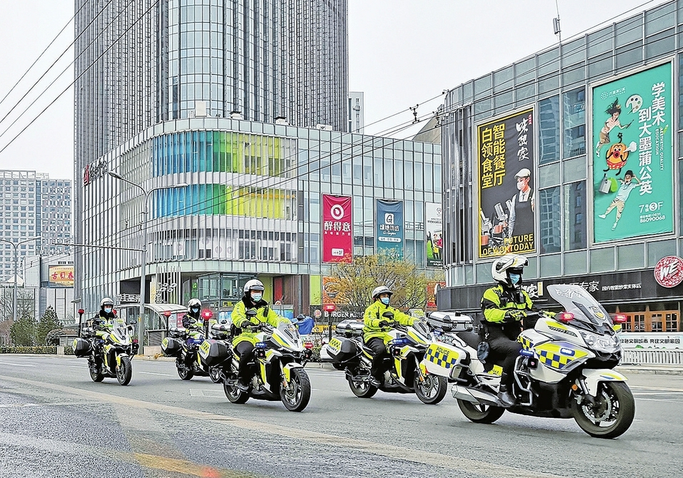 【我们的节日 春节】切实维护道路交通安全秩序 济南交警在路上