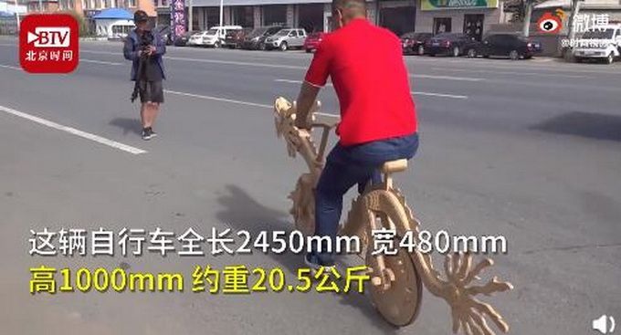 牛！辽宁男子用22000根雪糕棍做龙形自行车，还能“吞云吐雾”