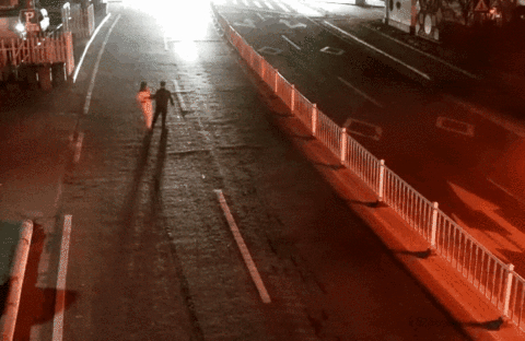 男子站马路上“以身试爱”被撞飞！交警这样判！