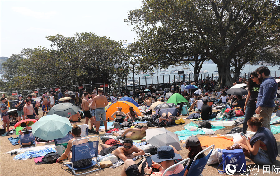 全球游客不惧高温汇聚悉尼港 等待2020年悉尼烟花盛典
