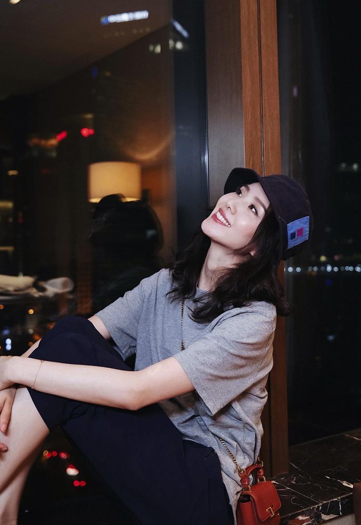 我要评论刘诗诗随性风窗台写真 长发披肩慵懒随性