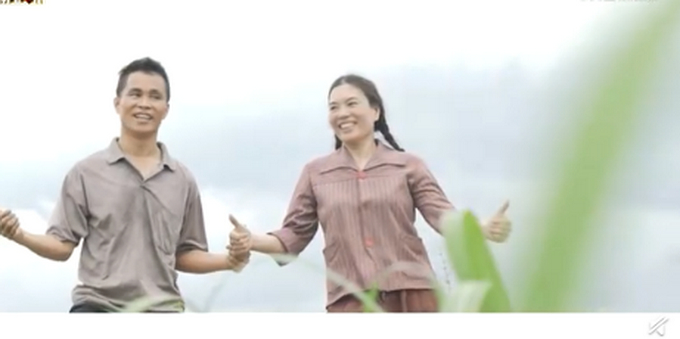 农民夫妻田间跳自创舞！忆苦思甜的自创舞 没想到跳成了爆款