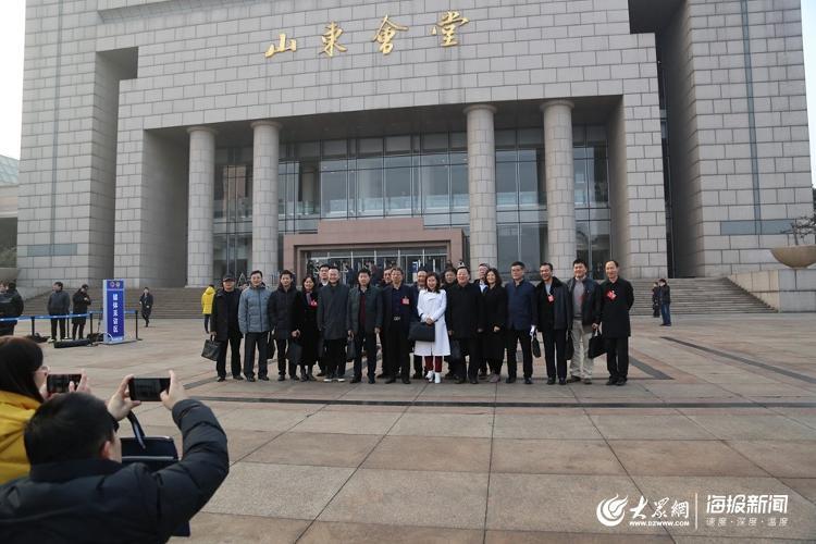 山东省十三届人大三次会议开幕 5G+VR省政府工作报告