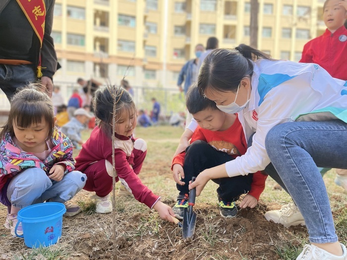 迎接植树节，锦屏萌娃动手播撒新绿