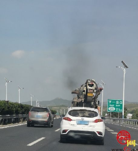 【啄木鸟在行动】工程车在济南绕城高速路上排放黑烟