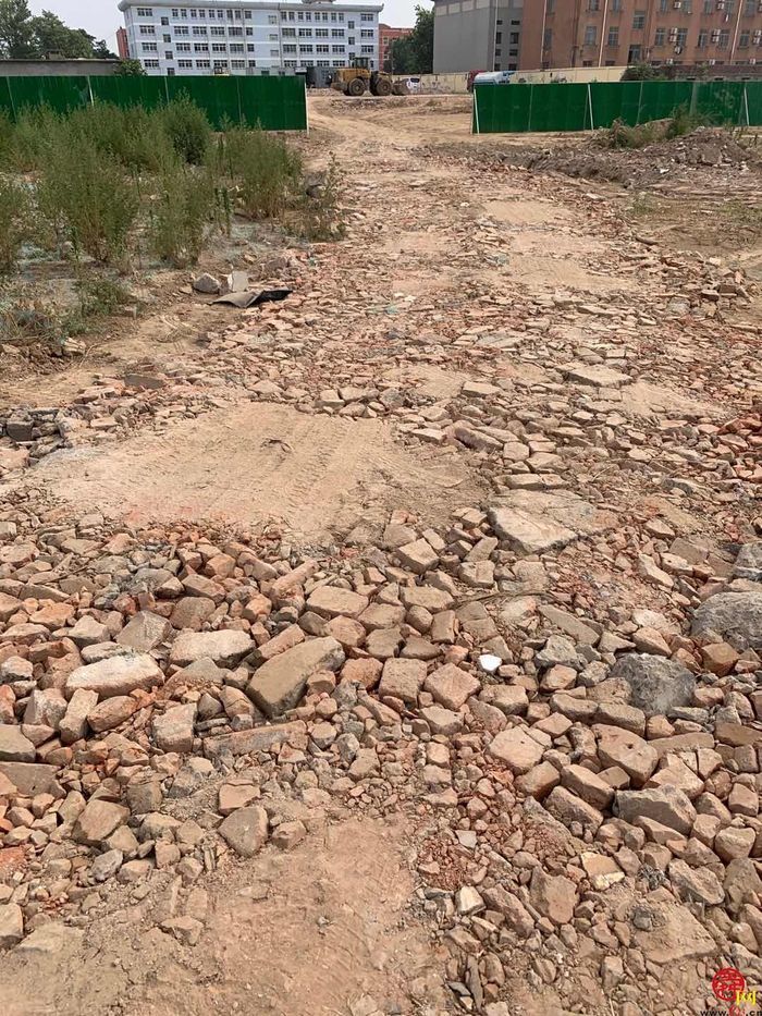 【啄木鸟在行动】章丘区秀江百货商场附近渣土和建筑垃圾裸露