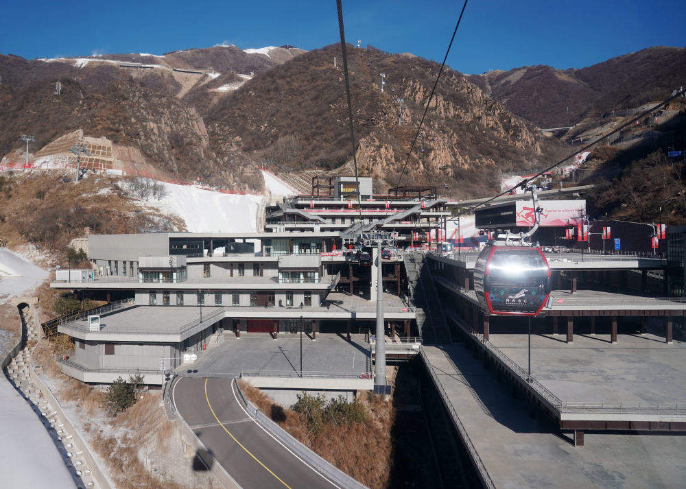 长城脚下“冰雪忙”