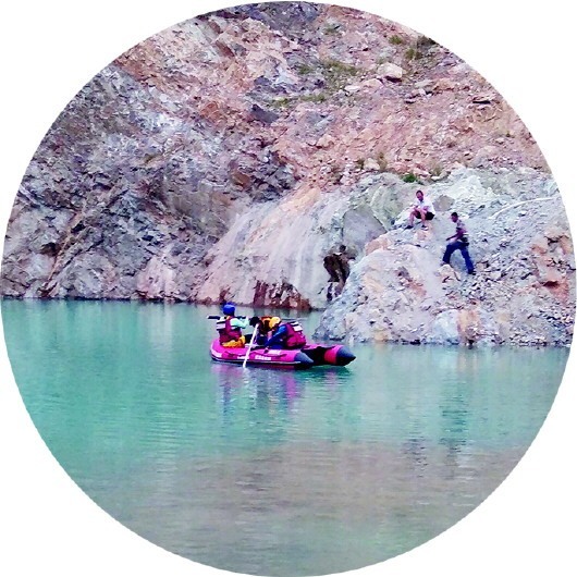 孩子溺水事故频发 海边野浴场热闹景象让人捏把汗