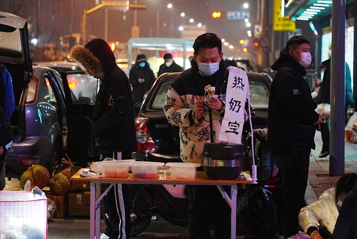 环联夜市恢复营业首日，小吃街烟火气升腾