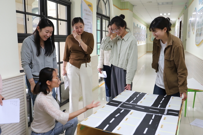 这所幼儿园的老师们动手自制玩教具，注重“多元素融合”