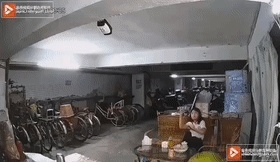 又一起！电动车电池在电梯内燃爆，浓烟滚滚......