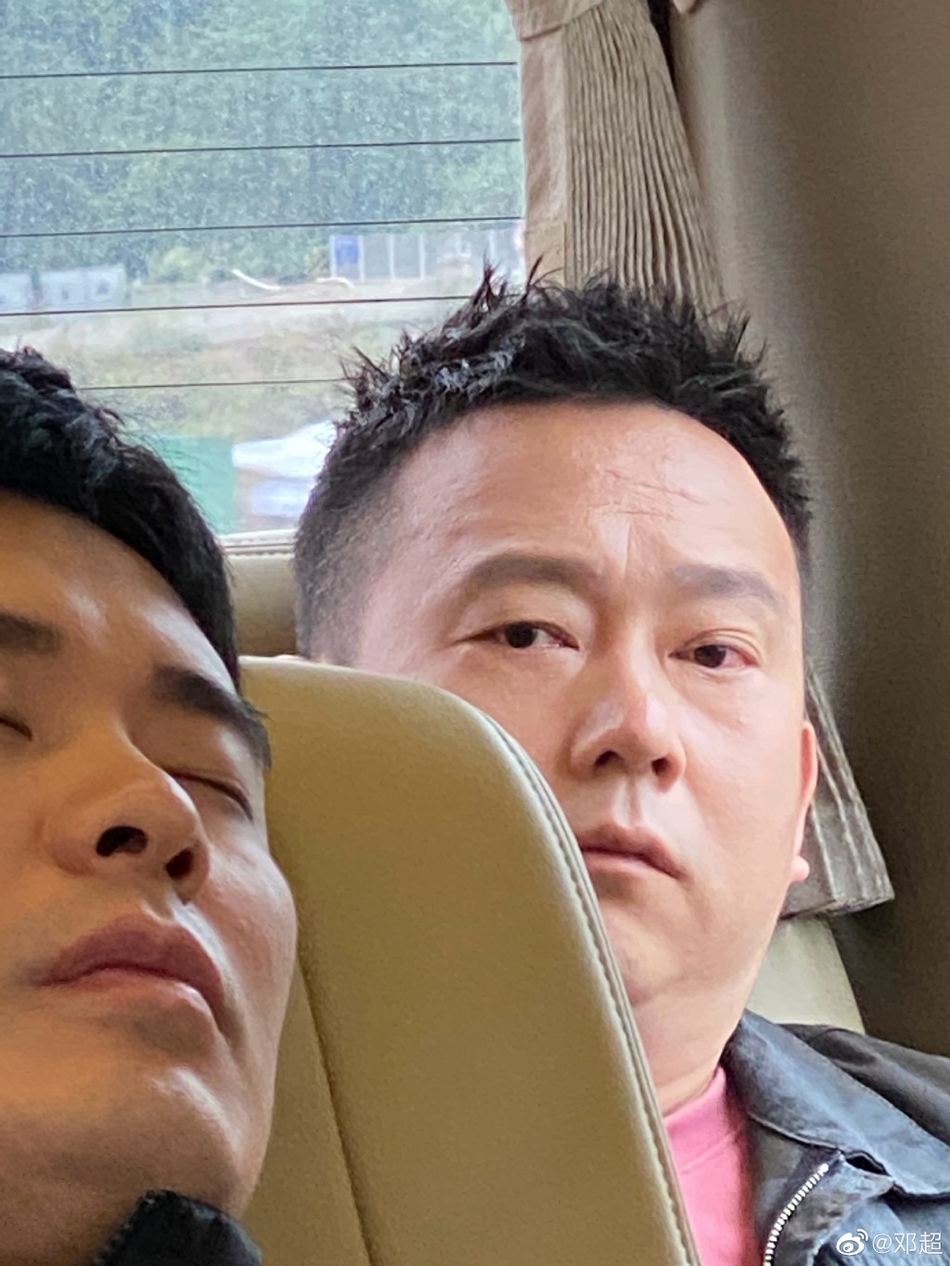 邓超|邓超晒节目路透照 偷拍鹿晗陈赫车内睡觉画风搞笑
