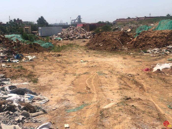 【啄木鸟行动】历城区庚辰钢铁宿舍旁大量建筑垃圾渣土裸露