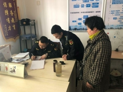 济南市中开出首例“乱扔垃圾”罚单