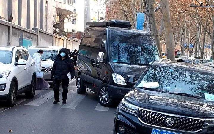 济南数千名艺考生冒寒风考试，家长开车陪考不熄火保温