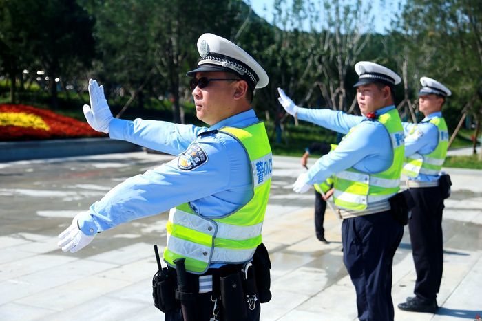 佛慧山下练兵忙！——历下大队开展勤务民警辅警队列手势训练比武
